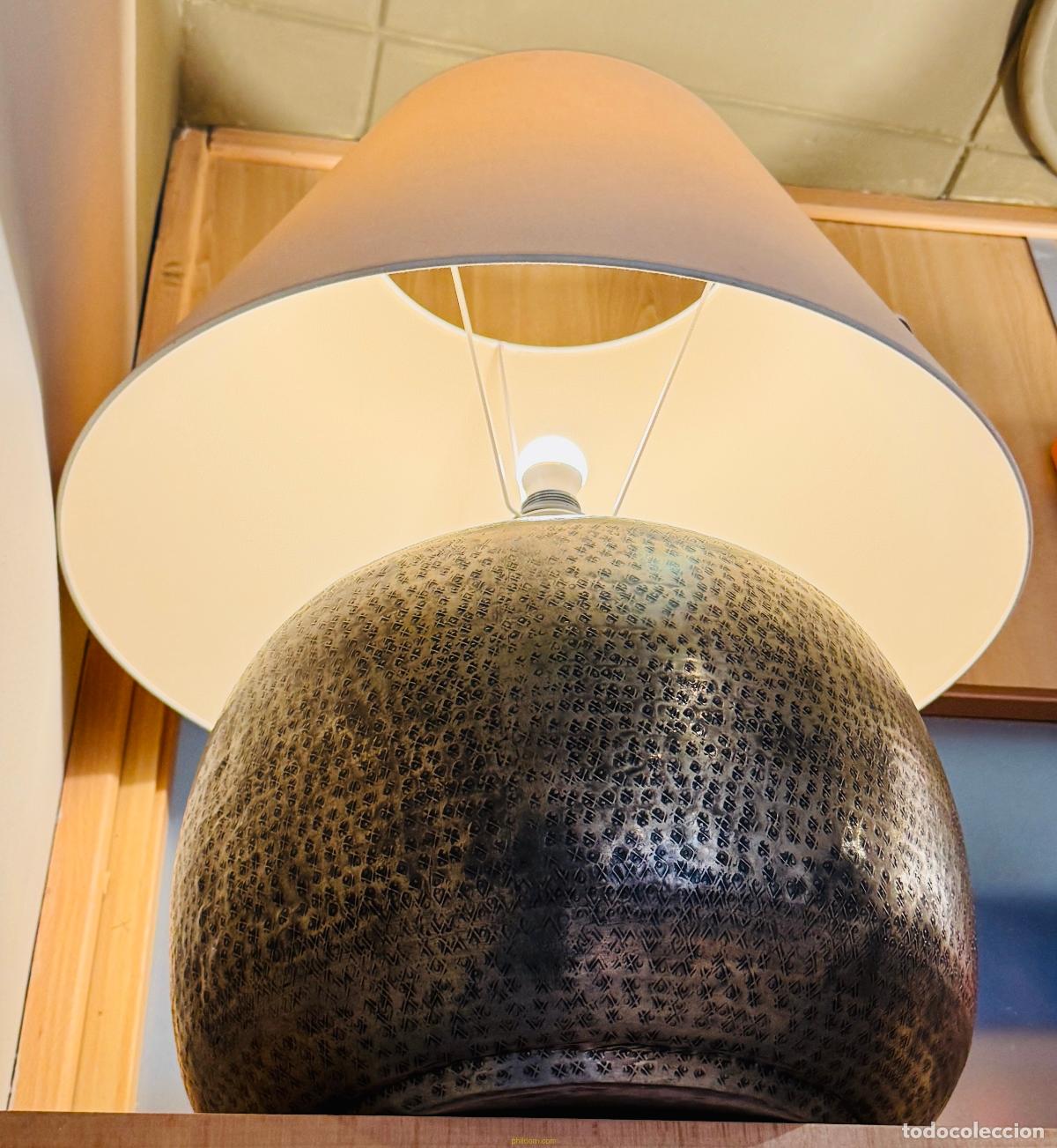 Antiquit&eacute;s: LAMPARA METALICA PUNTEADA DE SOBREMESA. Cuerpo 50 cm Pantalla 60 cm
