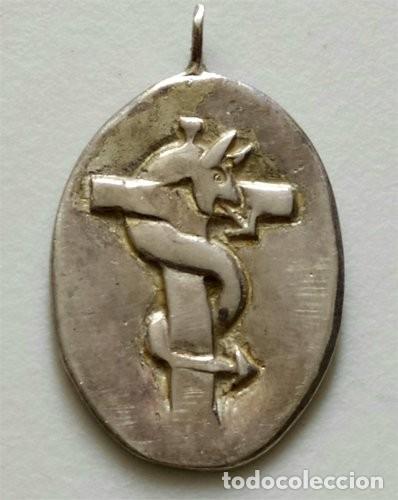 Antig&uuml;edades: Medalla talism&aacute;n en plata de 925 m. Serpiente enrollada sobre una cruz