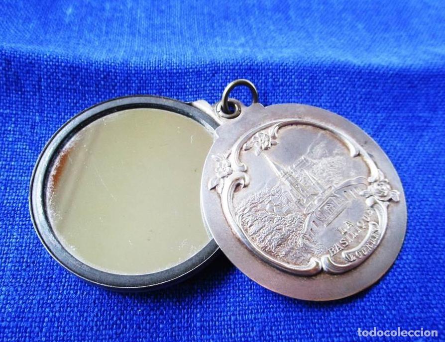 Antig&uuml;edades: ANTIGUO MEDALL&Oacute;N CON ESPEJO DE LA BAS&Iacute;LICA DE LOURDES.