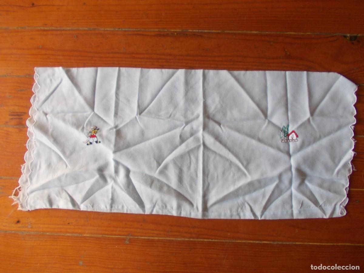 Antig&uuml;edades: Funda infantil bordada vintage casita y mu&ntilde;eco textil antiguo cuna decoraci&oacute;n delicada