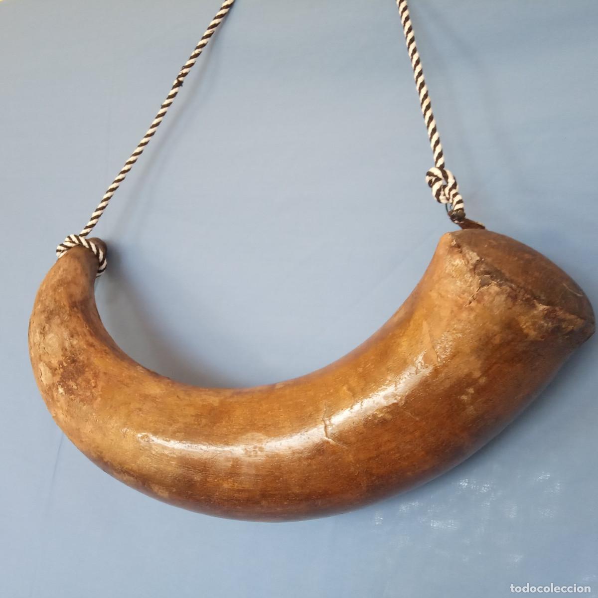 Oggetti Antichi: Antigua Gran Polvorera de Cuerno de asta - 44 cm. de Largo - Galicia