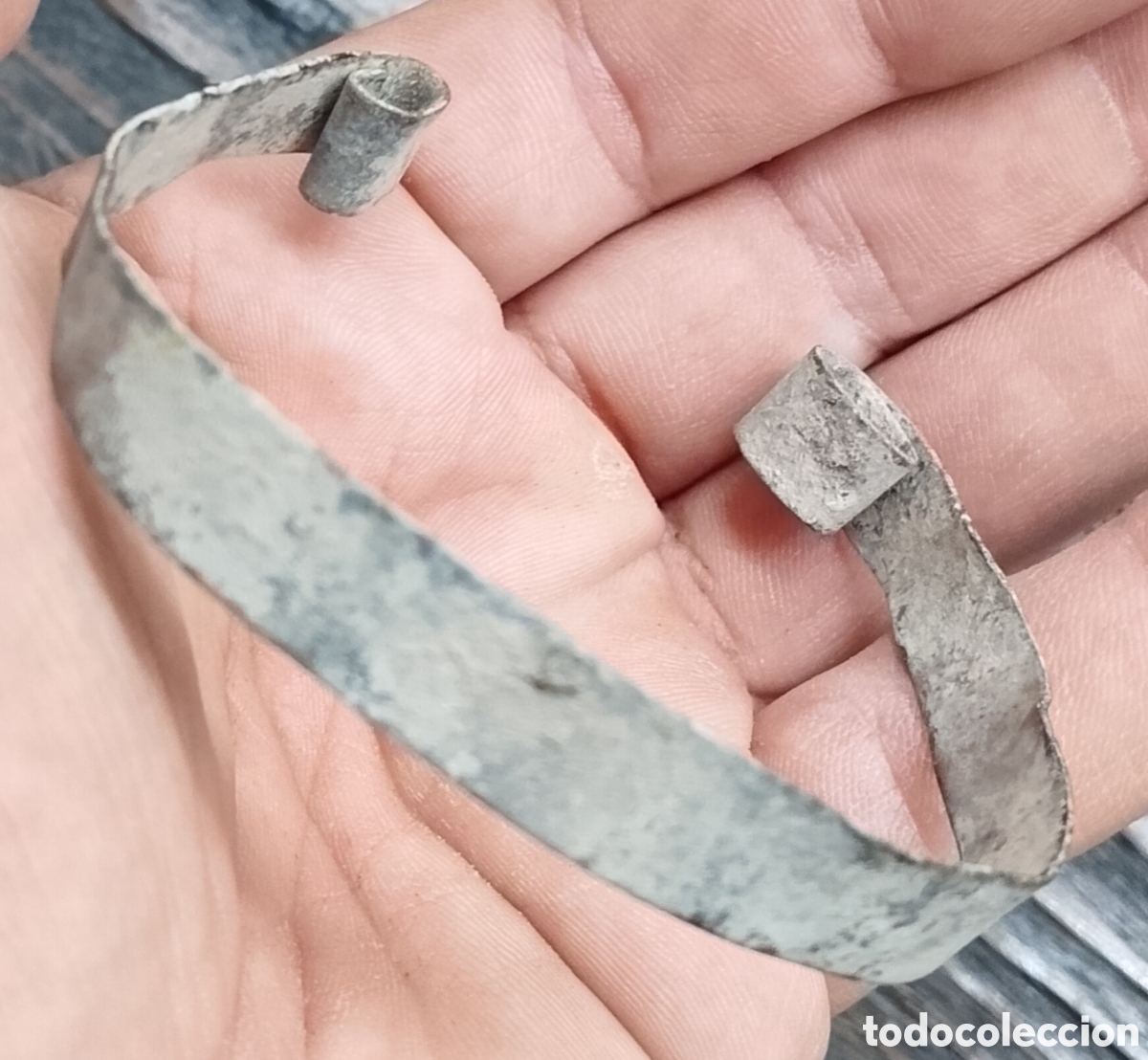Antig&uuml;edades: A-Pulsera de bronce siglo XVII-XVIII