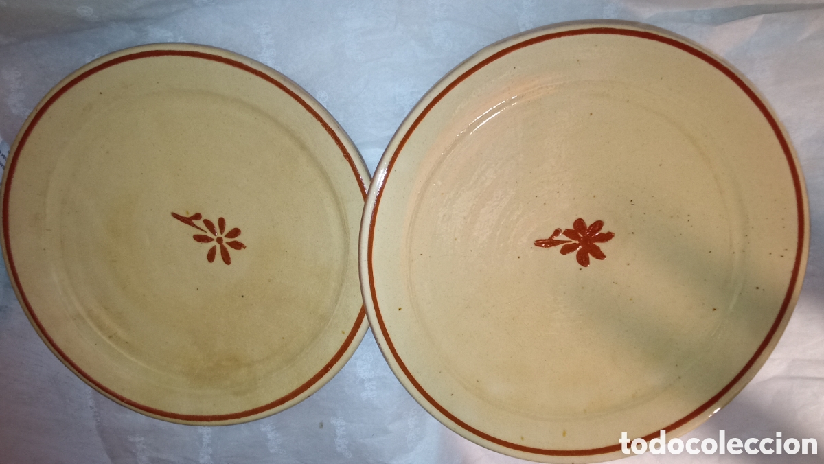 Antiques: Pareja de Platos Artesanales de Cer&aacute;mica R&uacute;stica - Motivo Floral Pintado a Mano 30/27 cm