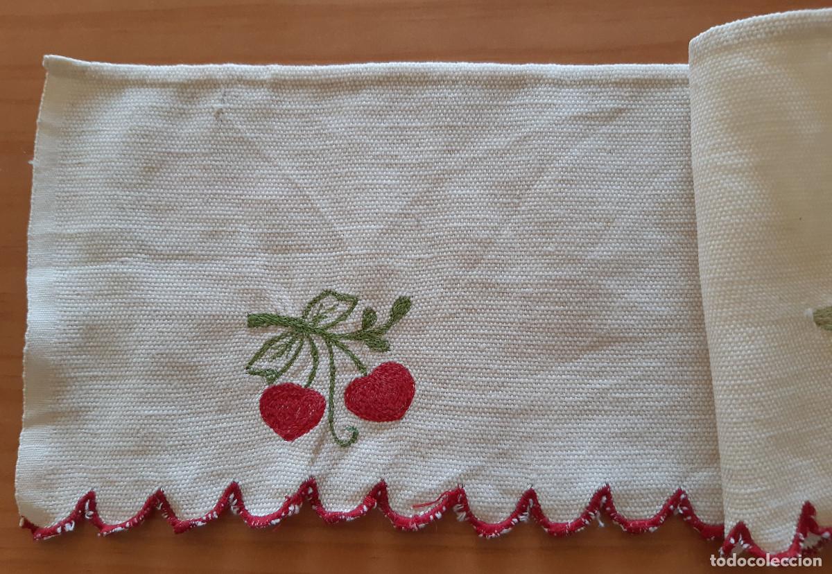 Antig&uuml;edades: TAPETE BORDE DE ESTANTER&Iacute;A BORDADO A MANO