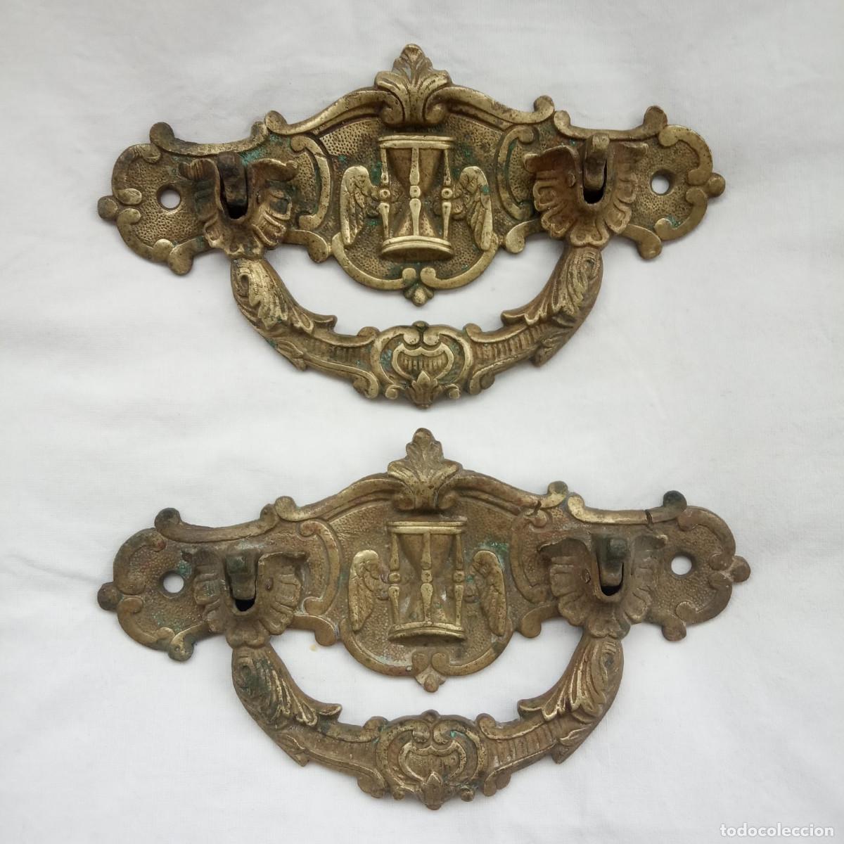Antig&uuml;edades: Pareja de Antiguas Asas de Metal Dorado con Relojes de Arena con Alados