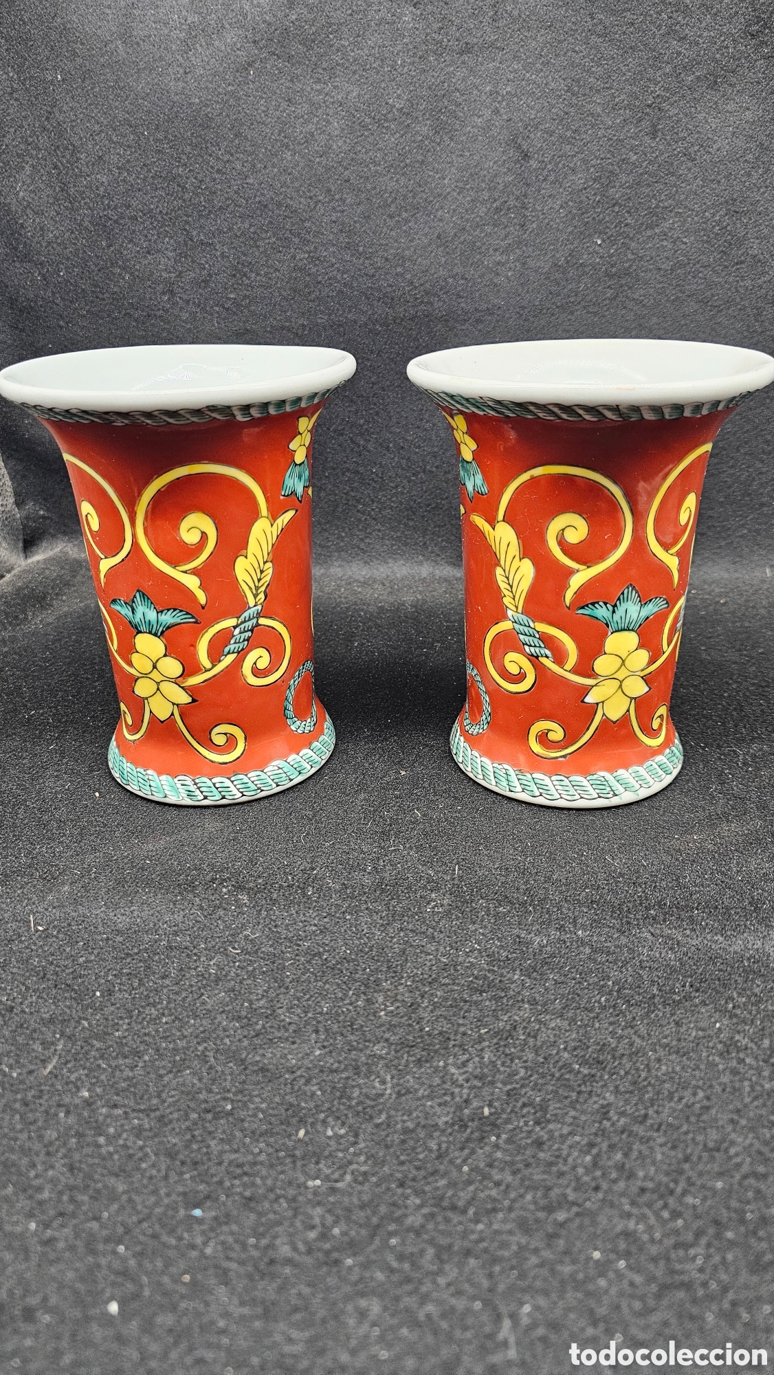 Antig&uuml;edades: Pareja de jarrones/ floreros de porcelana