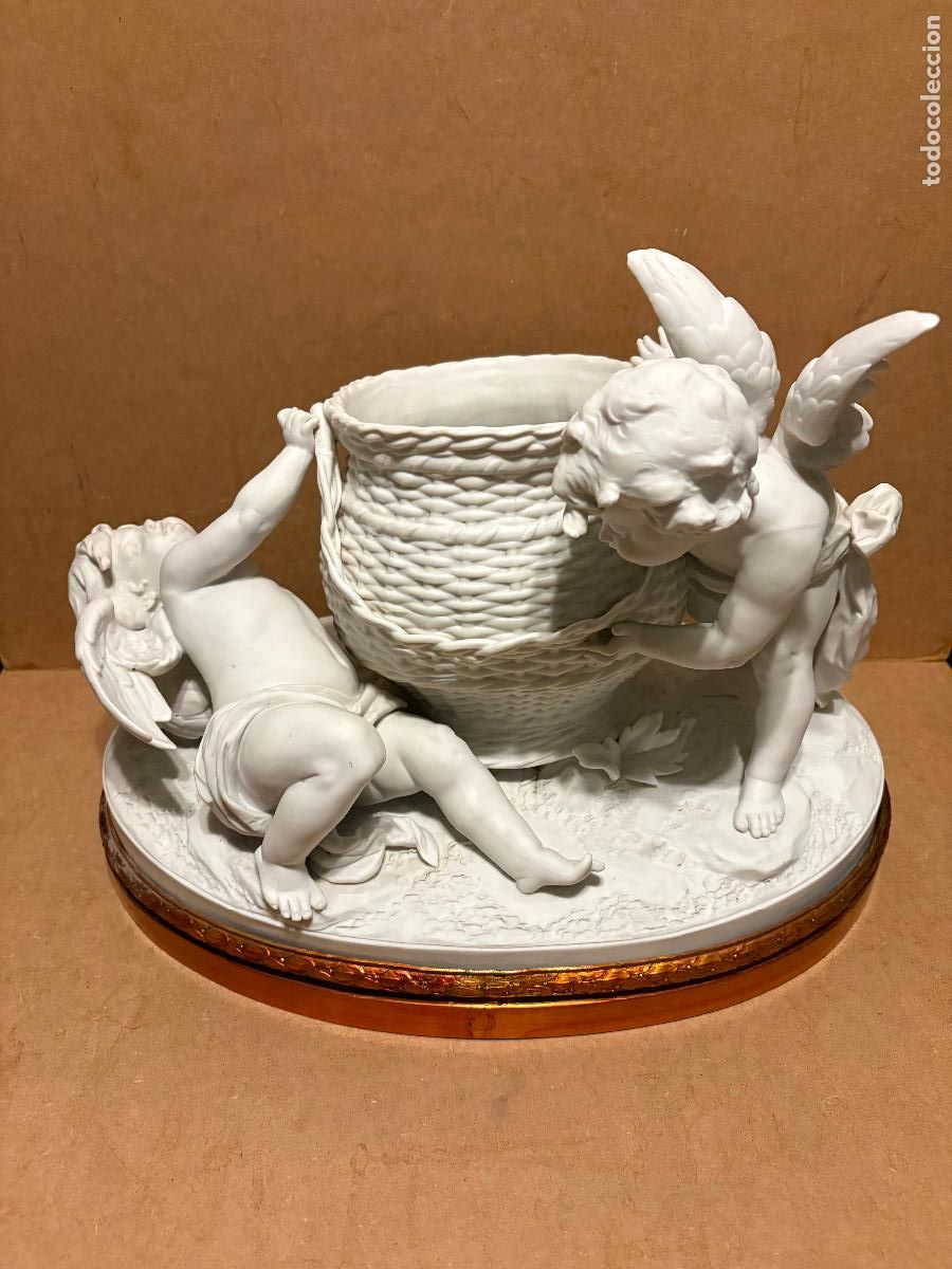 Antig&uuml;edades: Centro de biscuit , cesta con angelotes, firmado