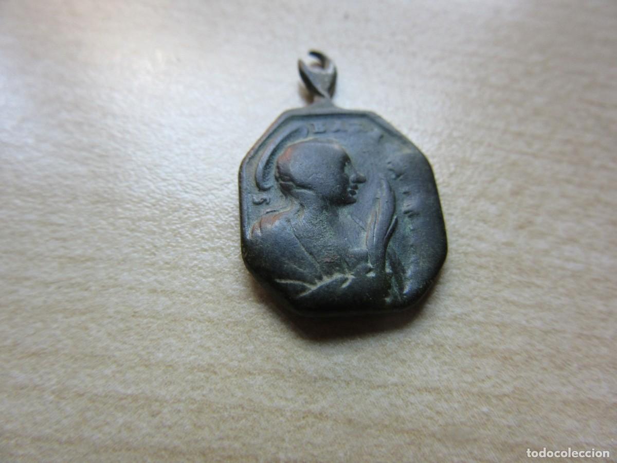 Antig&uuml;edades: Medalla de bronce de Santa B&aacute;rbara y San Antonio Medidas 2,5 x 1,5 cm S. XVIII