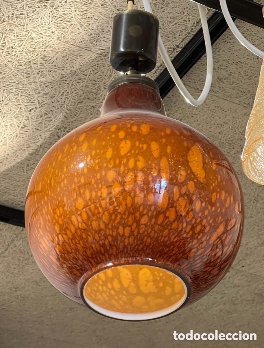 Antig&uuml;edades: L&aacute;mpara de techo. Globo de vidrio y metal. A&ntilde;os 50.