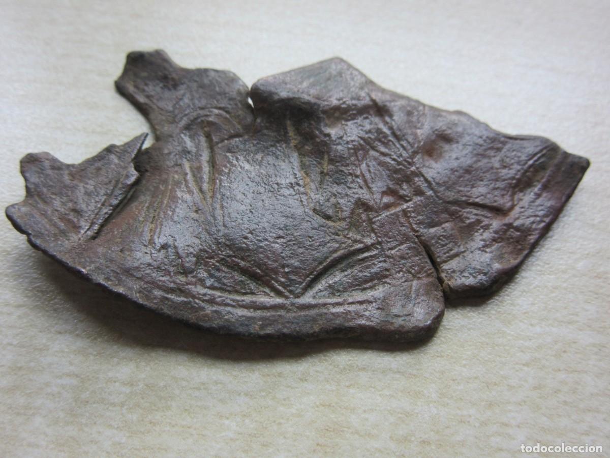 Antiguidades: Parte de pinjante medieval de bronce con parte de letra y figuras Medidas 4,6 x 3,2 cm