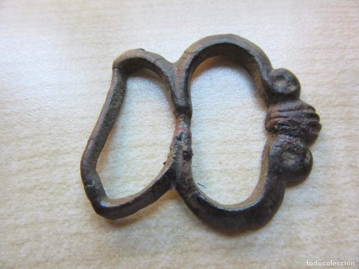 Antiquit&eacute;s: Hebilla de bronce terminada en concha S XVI-XVII Medidas 3,5 x 3,1 cm