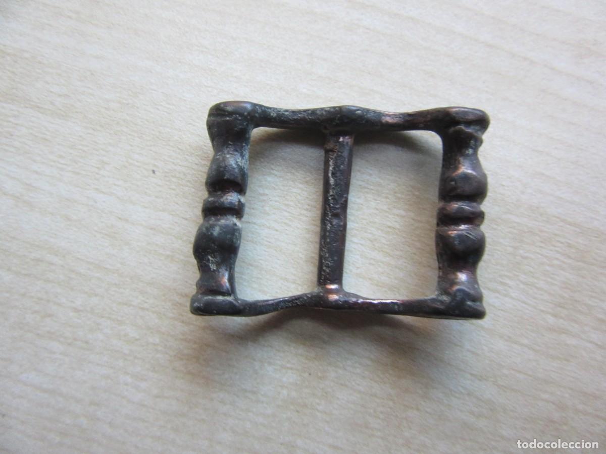 Antiguidades: Bonita hebilla posible S XVI-XVII Bronce Medidas3,4 x 2,5 cm