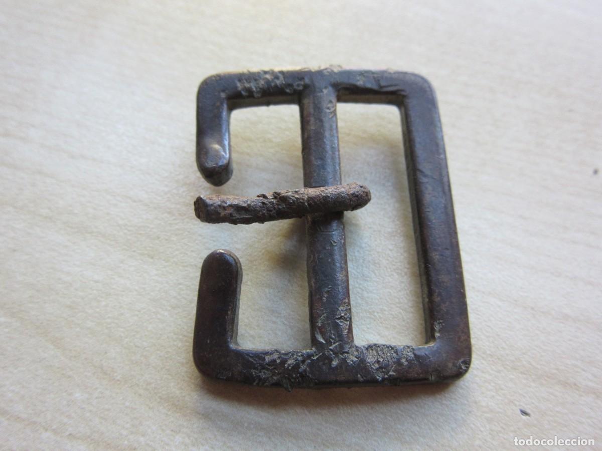 Antiques: Curiosa hebilla de bronce Posible S XVI-XVII Medidas 4,3 x 2,5 cm