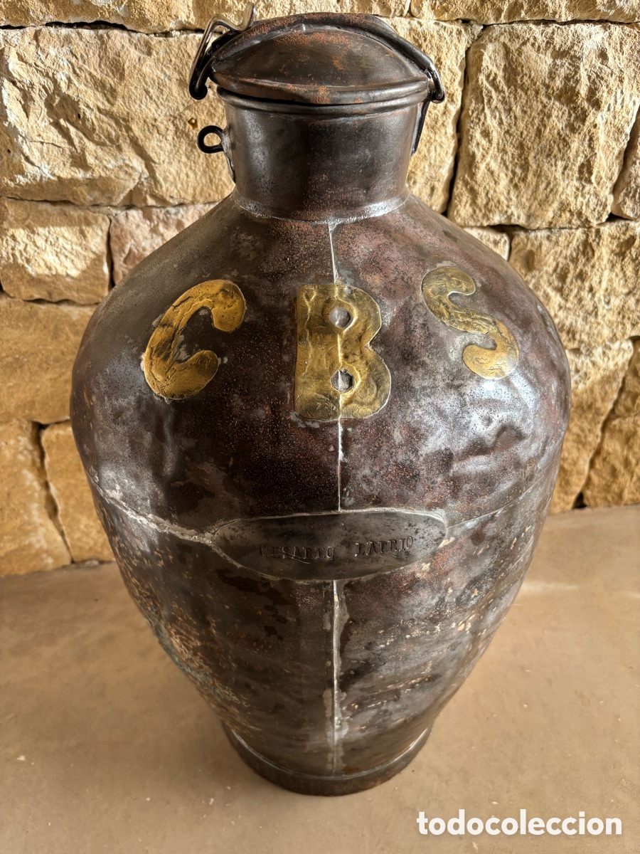 Antig&uuml;edades: C&aacute;ntaro de Leche Antiguo Met&aacute;lico 65 cm - CBS en Lat&oacute;n y CESARIO LATRIO