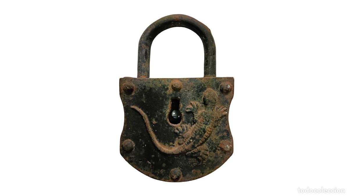 Oggetti Antichi: CANDADO DECORATIVO DE FUNDICI&Oacute;N CON SALAMANDRA, SIGLO XIX