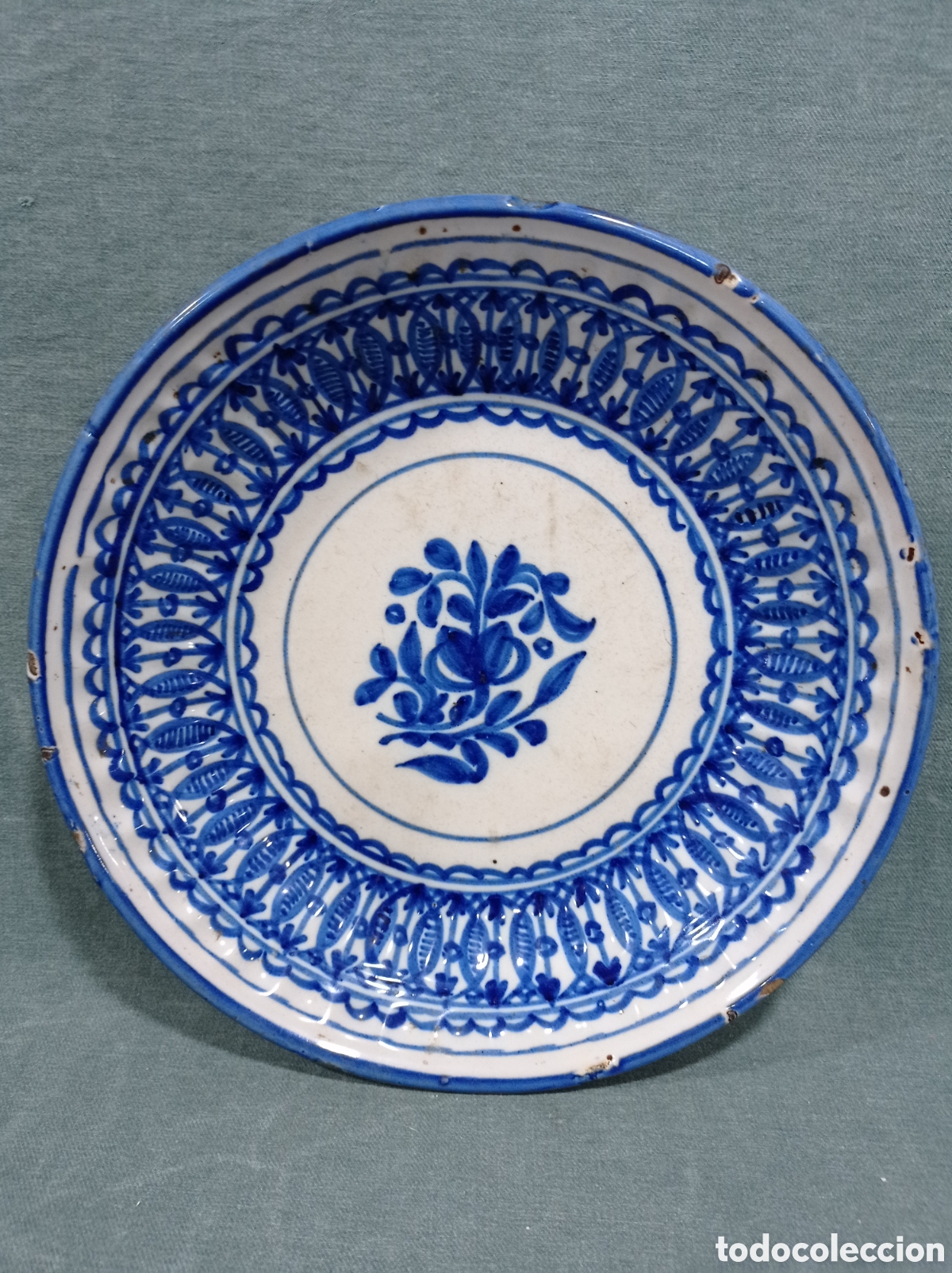 Antig&uuml;edades: MAGN&Iacute;FICO Y MUY ANTIGUO PLATO EN LOZA DE MANISES - FIRMADO V. C. B.