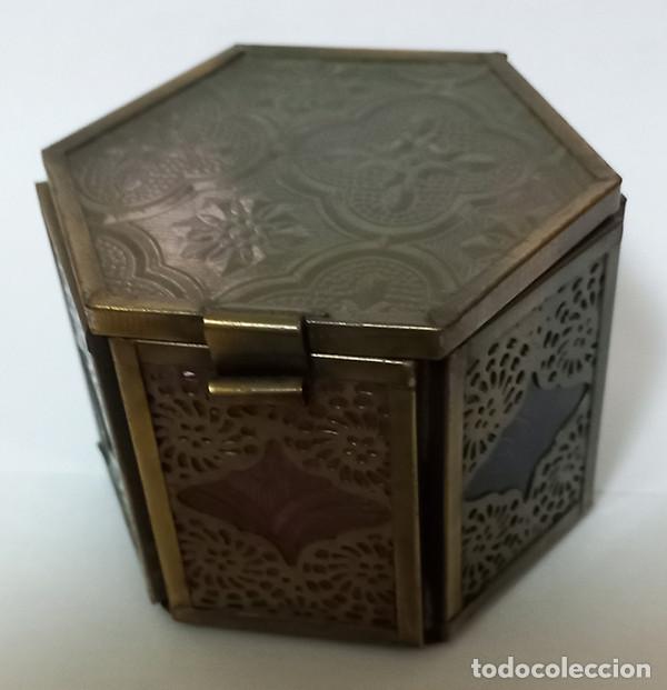 Antiquit&auml;ten: CAJA MET&Aacute;LICA - DISE&Ntilde;O EXAGONAL - ELABORADA CON LAT&Oacute;N Y CRISTAL