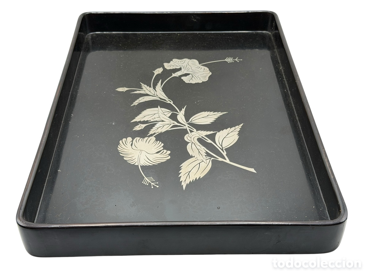 Antig&uuml;edades: Antigua Bandeja de Madera con Decoraci&oacute;n de Plata