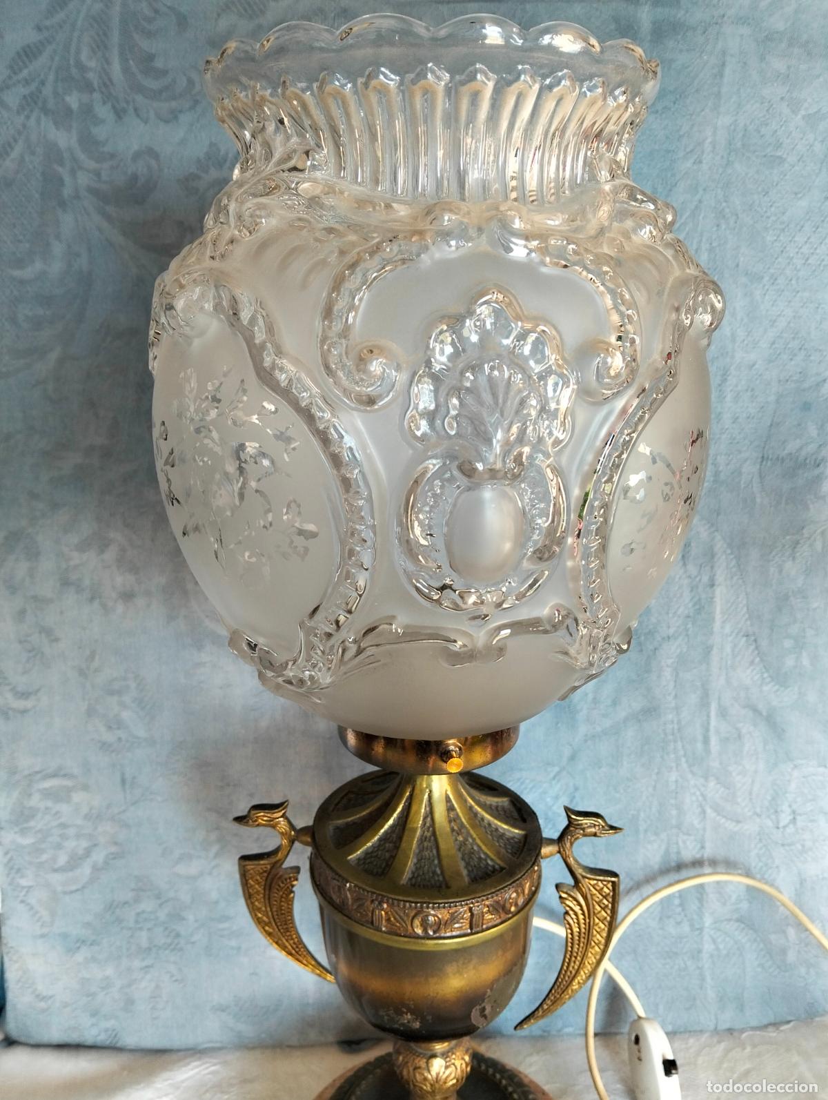 Antiquit&auml;ten: L&aacute;mpara de sobremesa antigua estilo modernista imperial metal dorado copa figura ave tulipa cristal