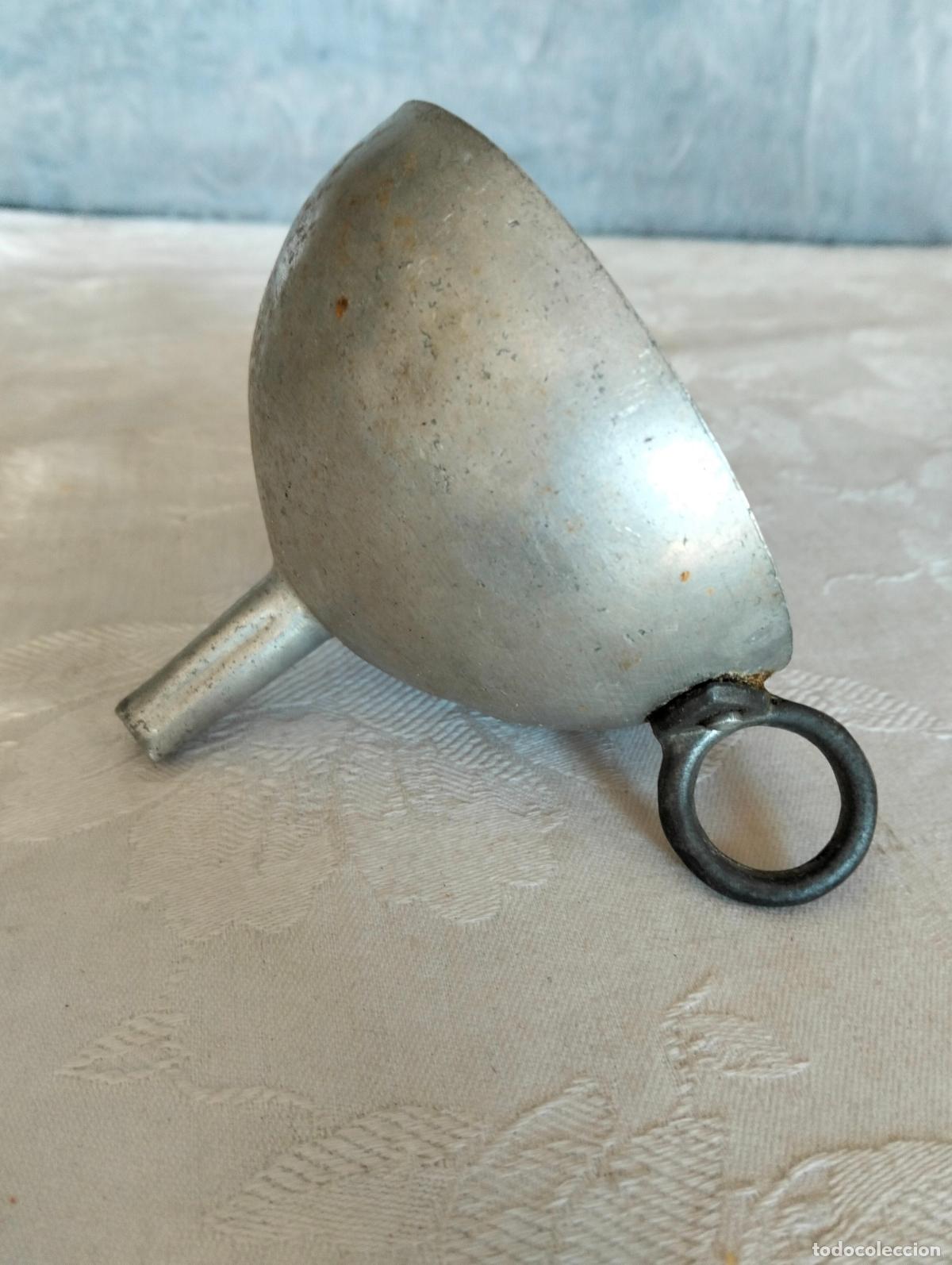 Antig&uuml;edades: Embudo antiguo de metal aluminio circular con asa vintage 9,5cm aprox. di&aacute;metro a&ntilde;os 40-50