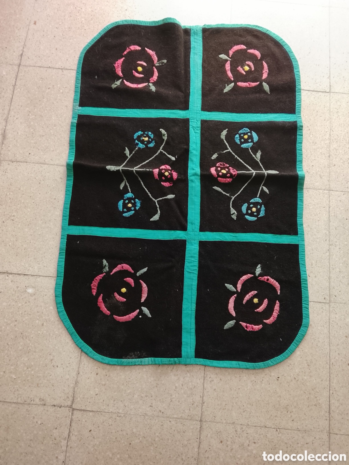 Antig&uuml;edades: Antigua y r&uacute;stica alfombra a&ntilde;os 20, confeccionada y bordada a mano.