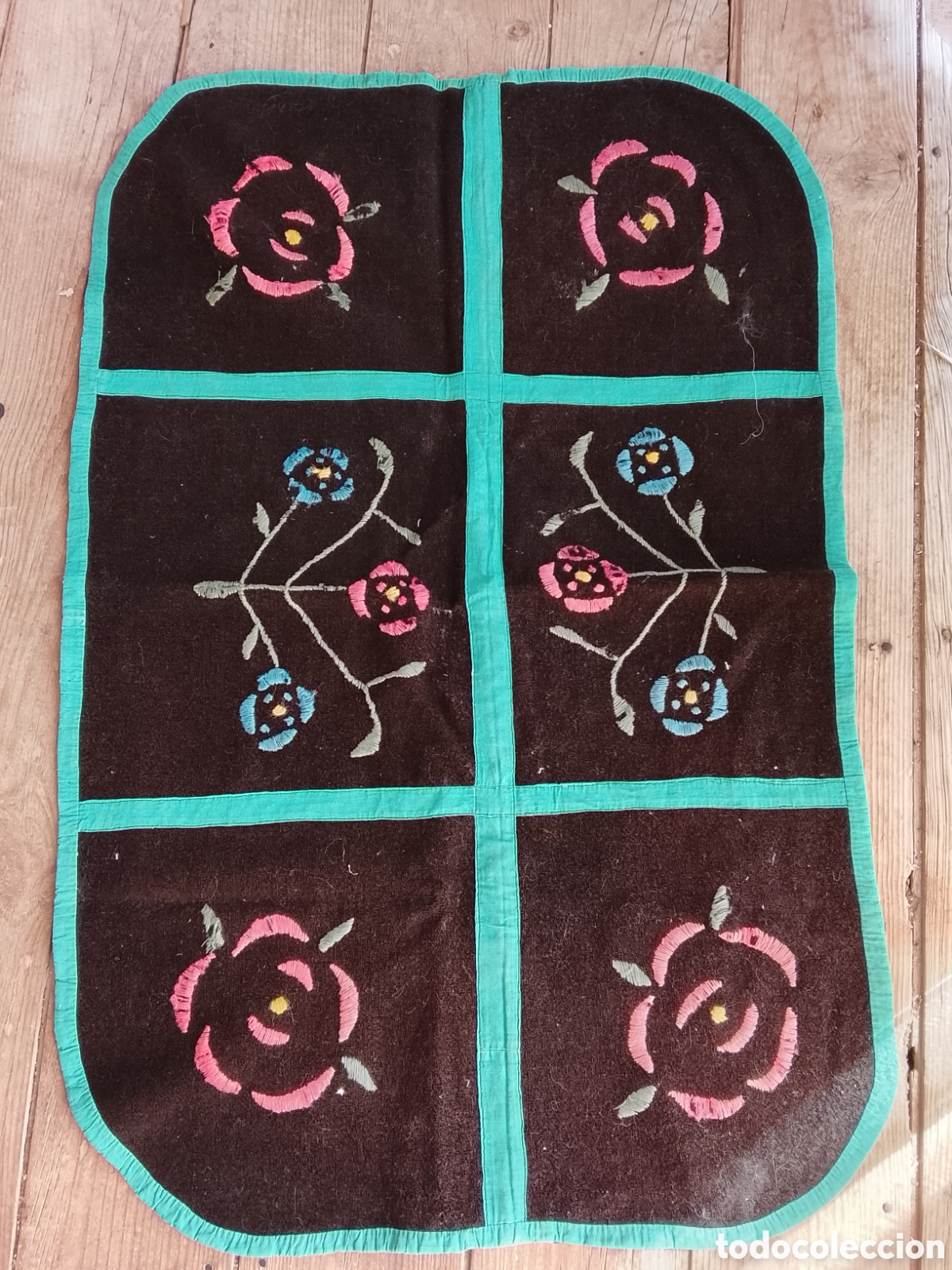 Antig&uuml;edades: Antigua alfombra a&ntilde;os 20, confeccionada y bordada a mano.