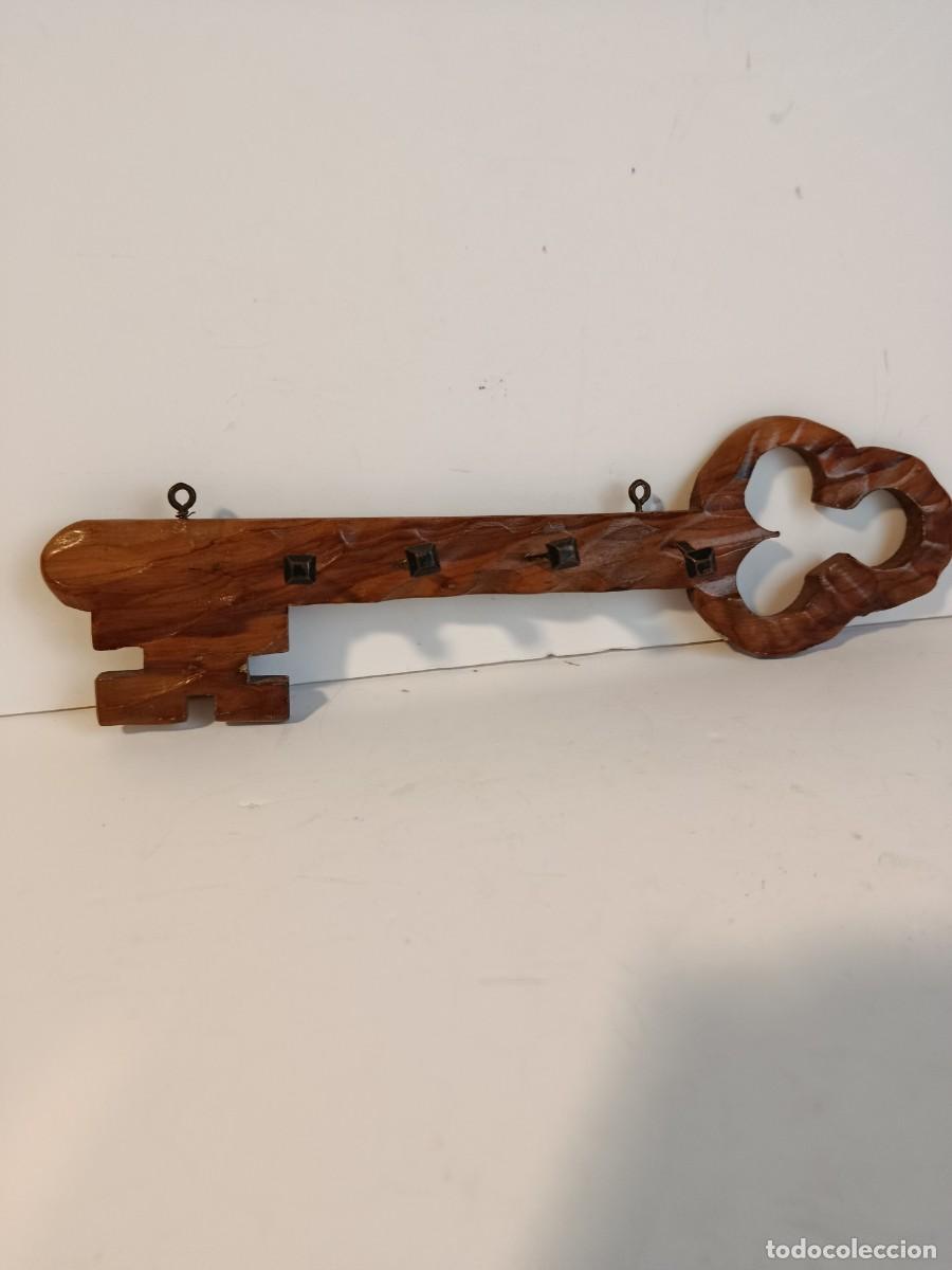Antig&uuml;edades: LLAVE DE MADERA PARA COLGAR LLAVES. - Foto 1