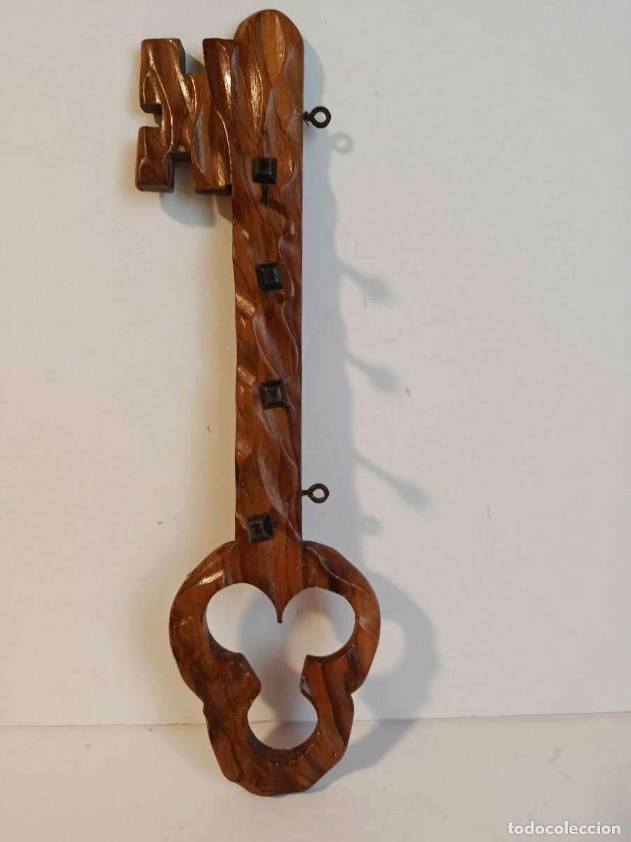 Antig&uuml;edades: LLAVE DE MADERA PARA COLGAR LLAVES. - Foto 2