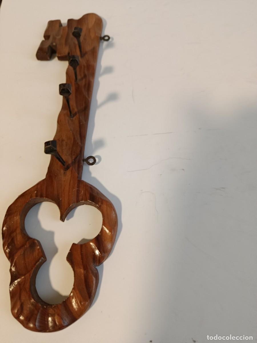 Antig&uuml;edades: LLAVE DE MADERA PARA COLGAR LLAVES. - Foto 3