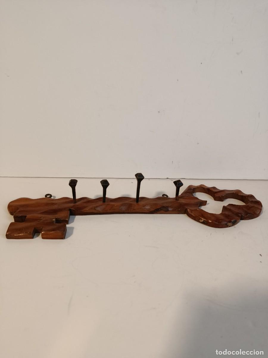 Antig&uuml;edades: LLAVE DE MADERA PARA COLGAR LLAVES. - Foto 4