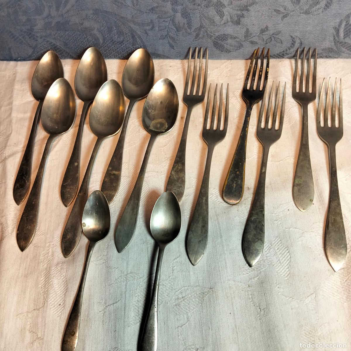 Antiguidades: Lote de cucharas tenedores antiguos menage de metal color plateado alpaca o similar a&ntilde;os 50-60