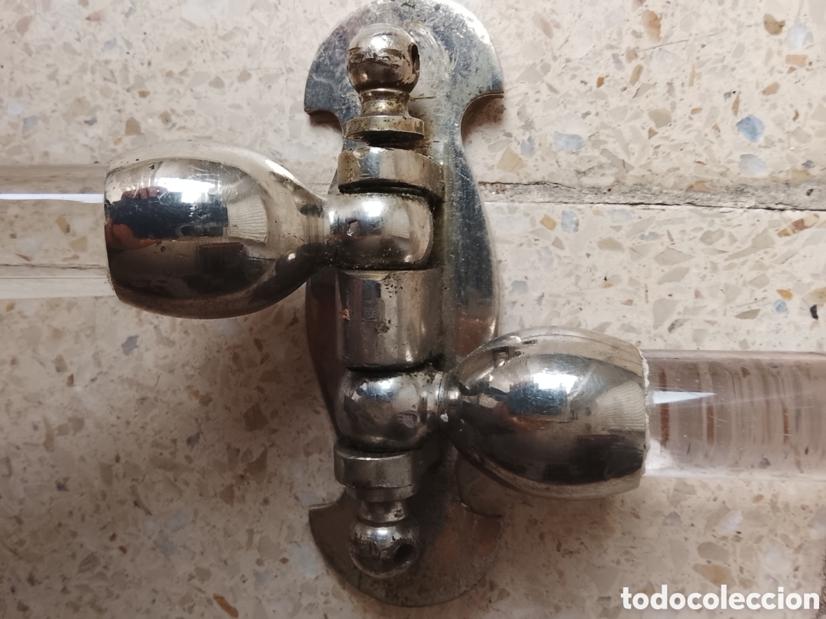 Antig&uuml;edades: Muy raro y antiguo toallero con soporte de metal giratorio y 2 barras de cristal macizo a&ntilde;os 30.