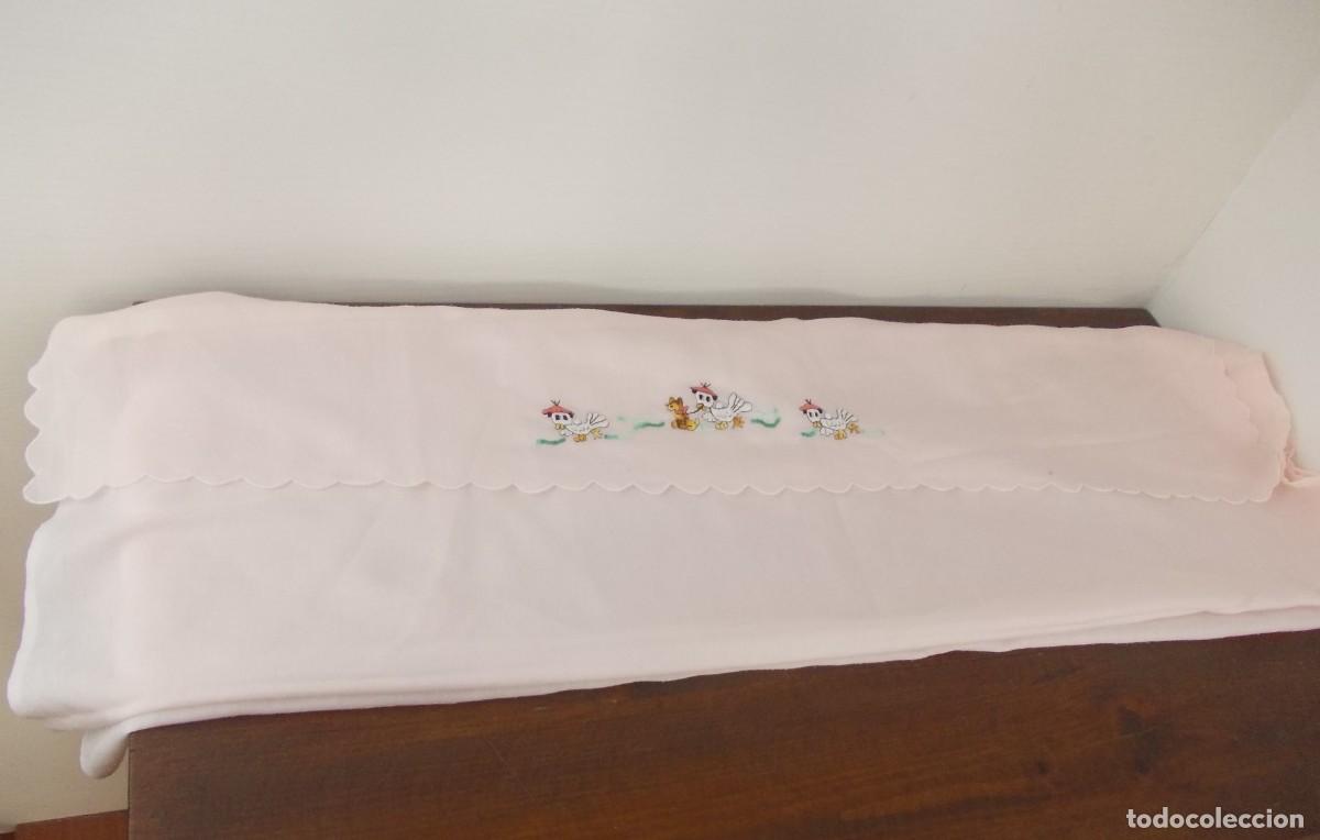 Antig&uuml;edades: S&aacute;bana infantil bordada pollitos vintage rosa beb&eacute; textil antiguo cuna 133&times;90 cm