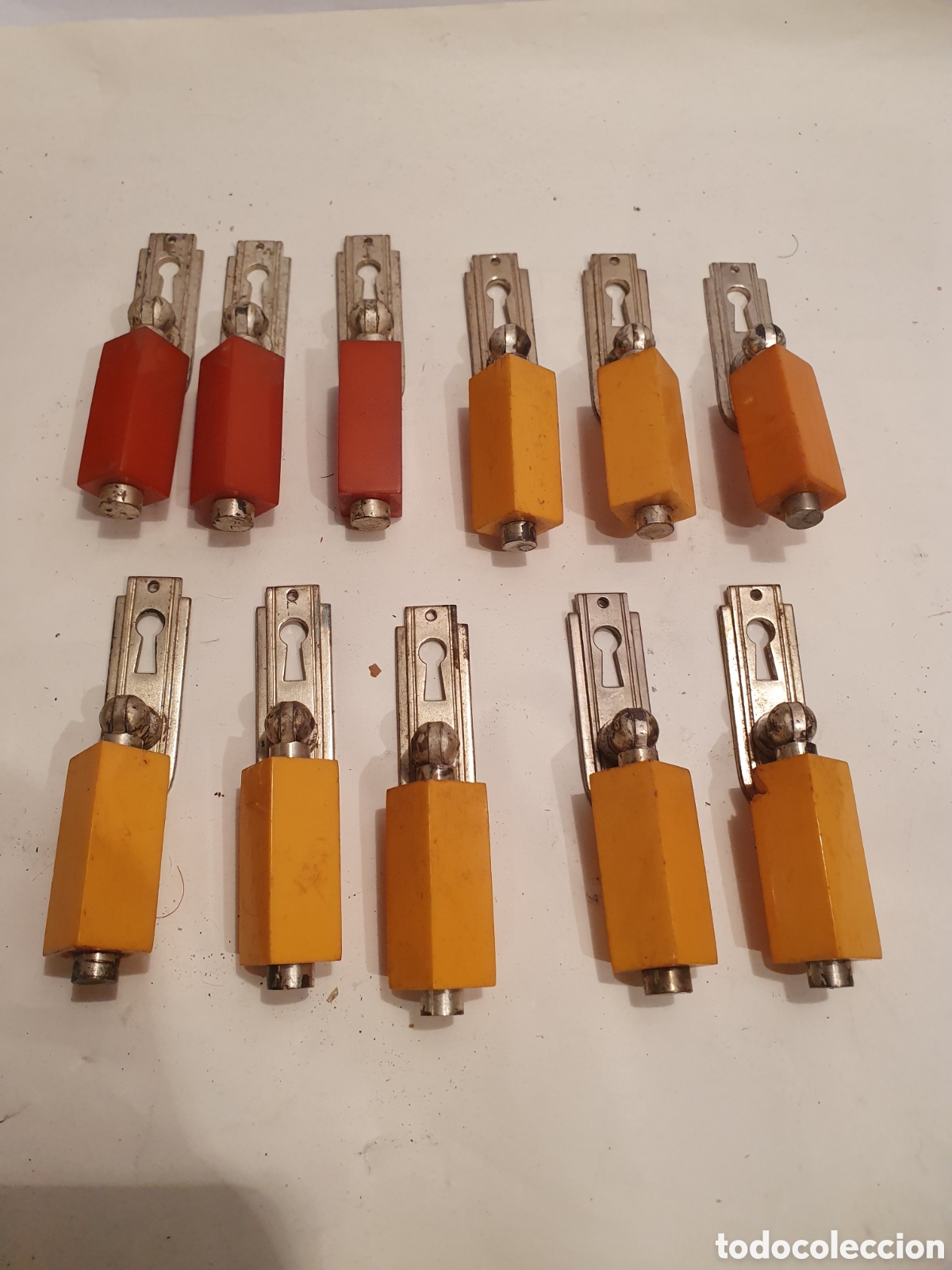 Antig&uuml;edades: 12 TIRADORES ANTIGUOS. ART DECO. A&Ntilde;OS 30. LATON CROMADO Y PASTA?