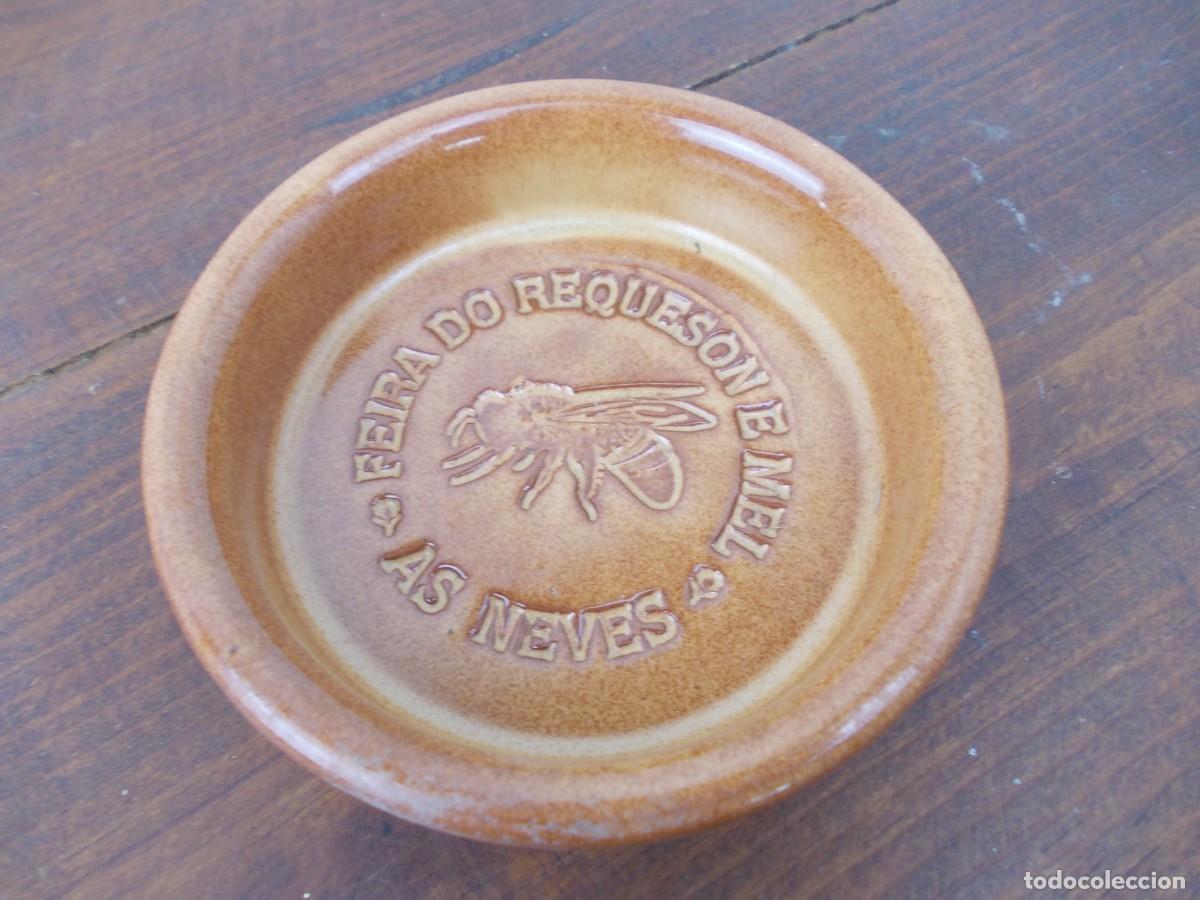 Antig&uuml;edades: Plato conmemorativo Feira do Reques&oacute;n e Mel As Neves cer&aacute;mica barro artesanal souvenir Galicia