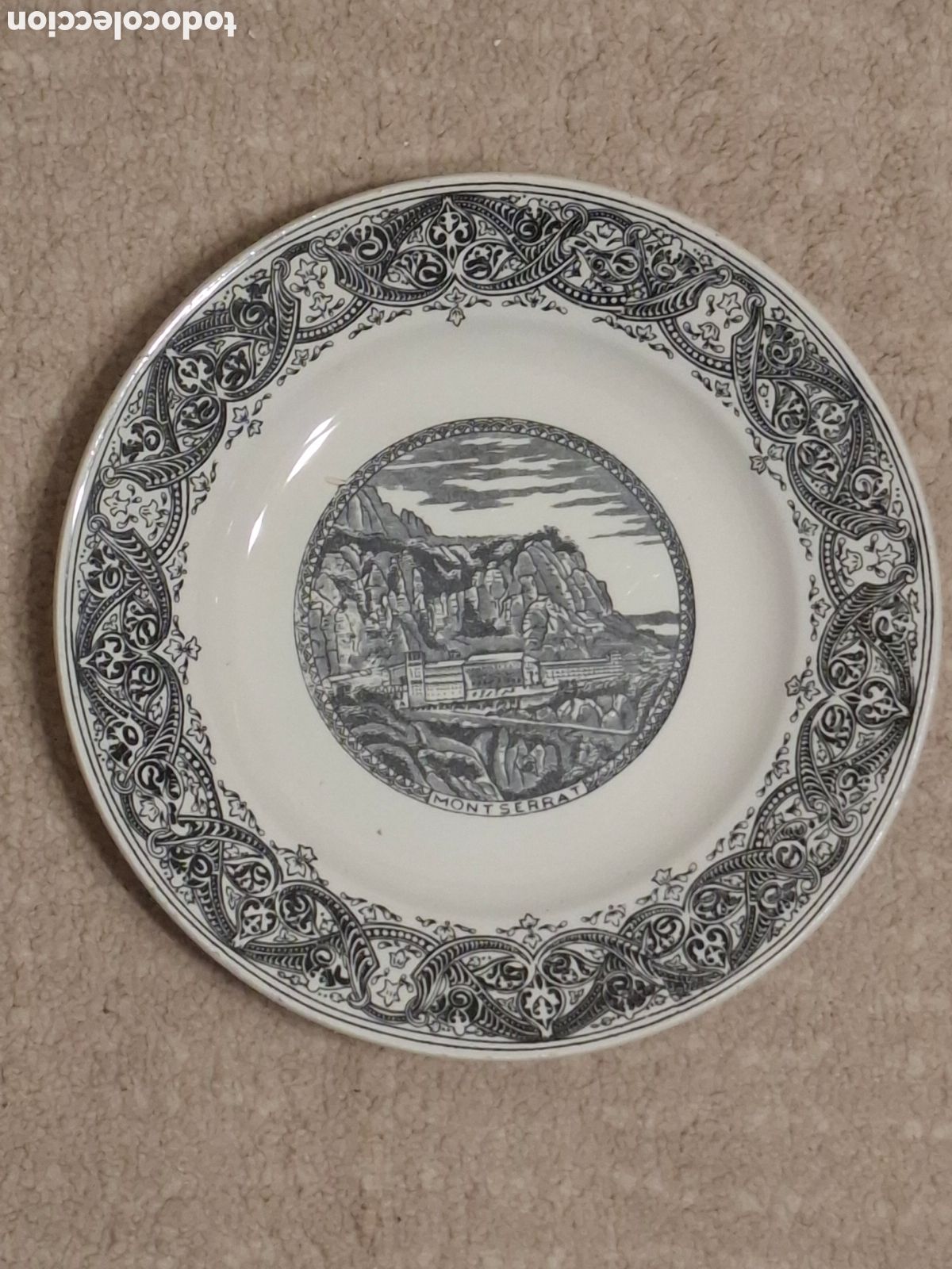 Antiguidades: Plato de loza de la f&aacute;brica Ibero Tanagra de Santander, Abad&iacute;a de Montserrat, raro