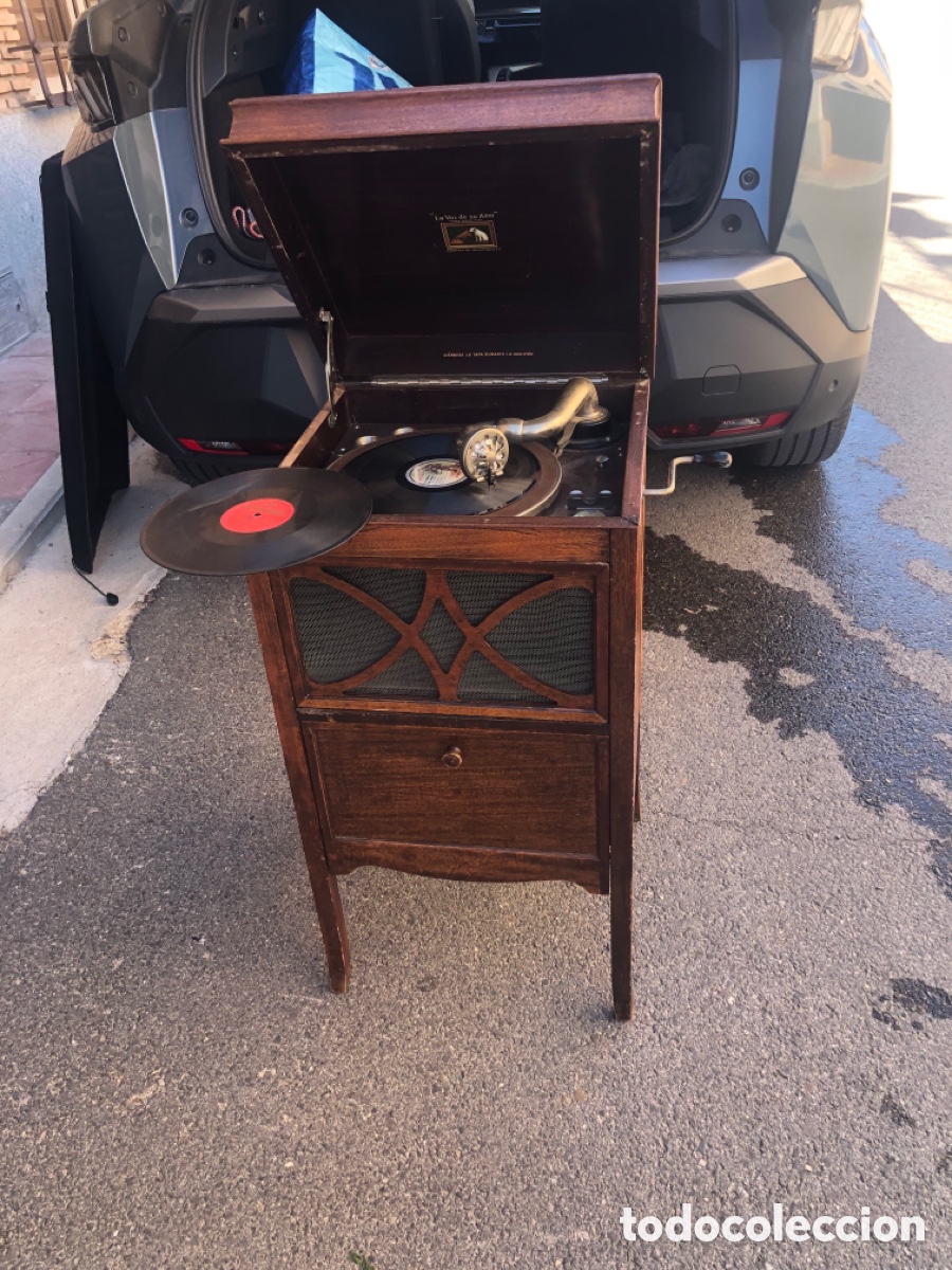 Antig&uuml;edades: Gram&oacute;fono con mueble - La Voz de su amo funcionando