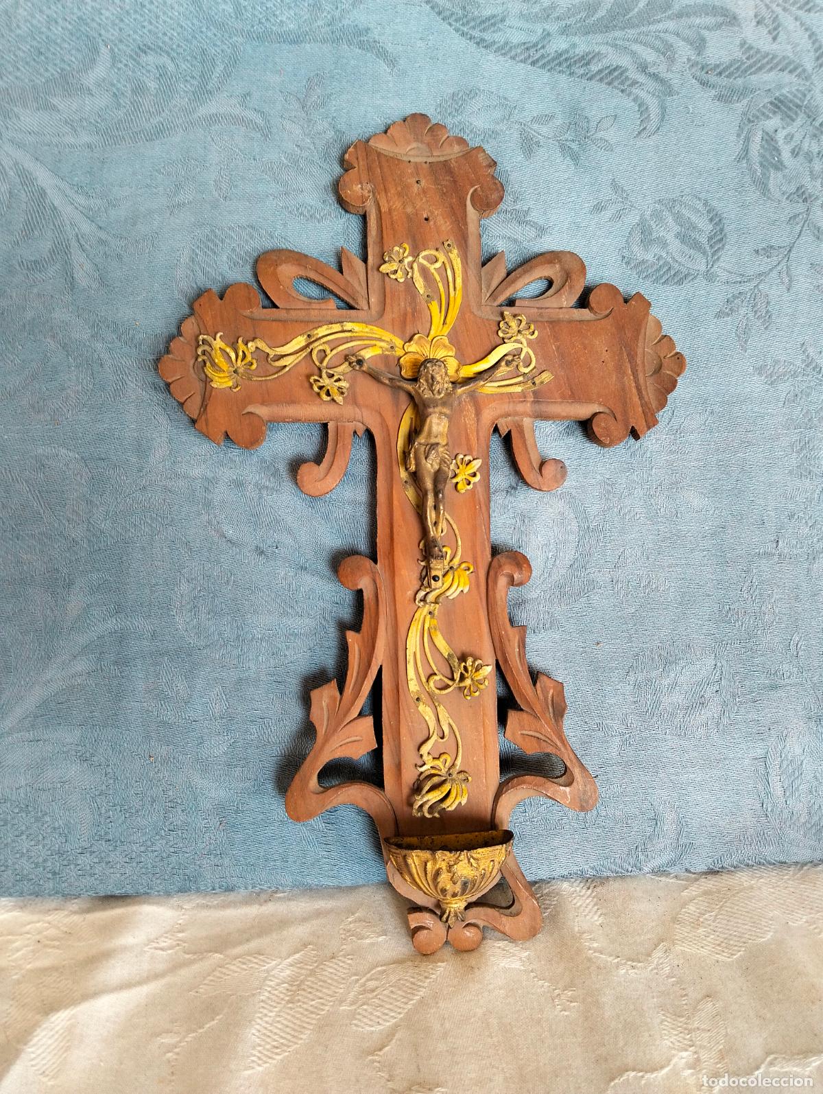 Antiguidades: Antiguo crucifijo de madera tallada Jes&uacute;s crucificado en la cruz metal dorado estilo modernista
