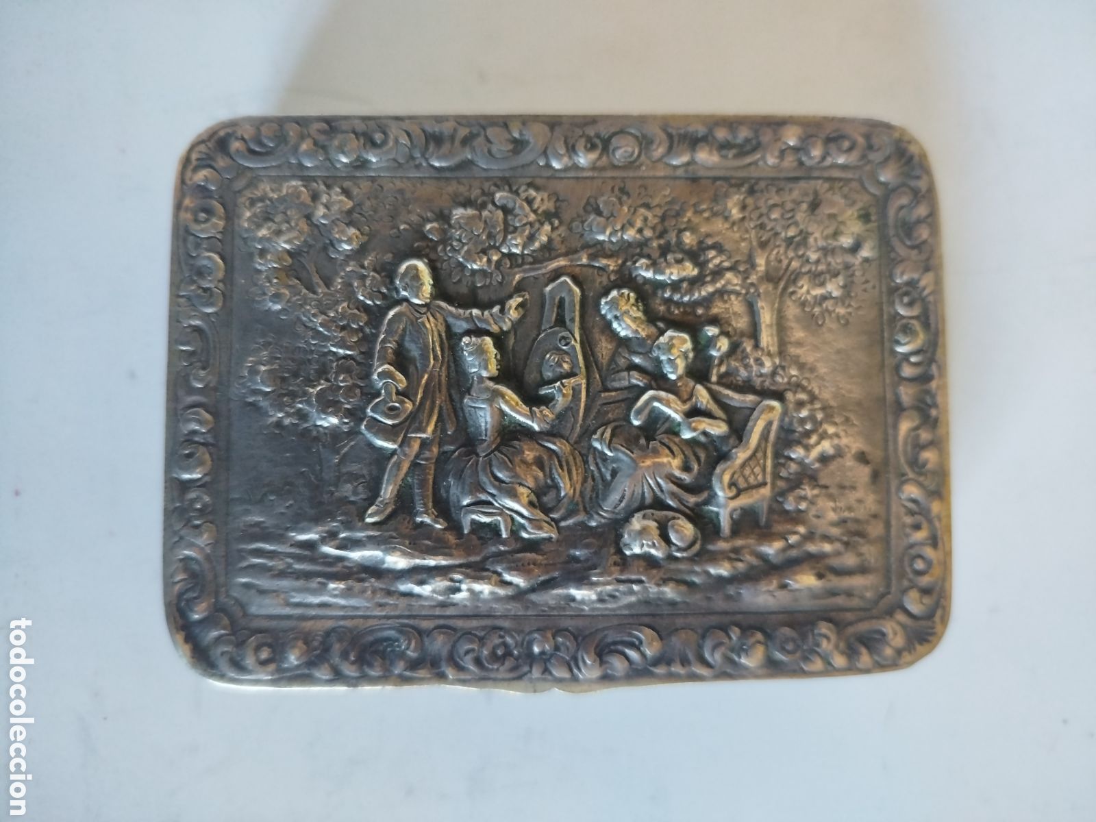 Antig&uuml;edades: ANTIGUA CAJA PASTILLERA DE PLATA CON ESCENA GALANTE Y MOTIVOS VEGETALES. CON CONTRASTES
