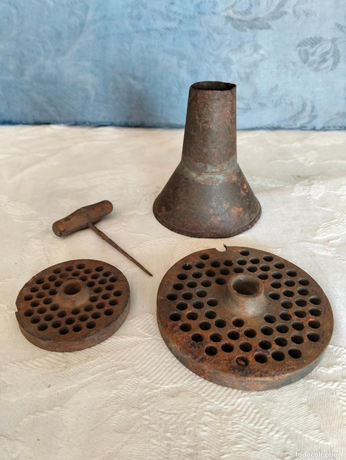 Antiquit&auml;ten: Piezas de recambio repuesto m&aacute;quina antigua de carne butifarras salchichas hierro embudo punz&oacute;n