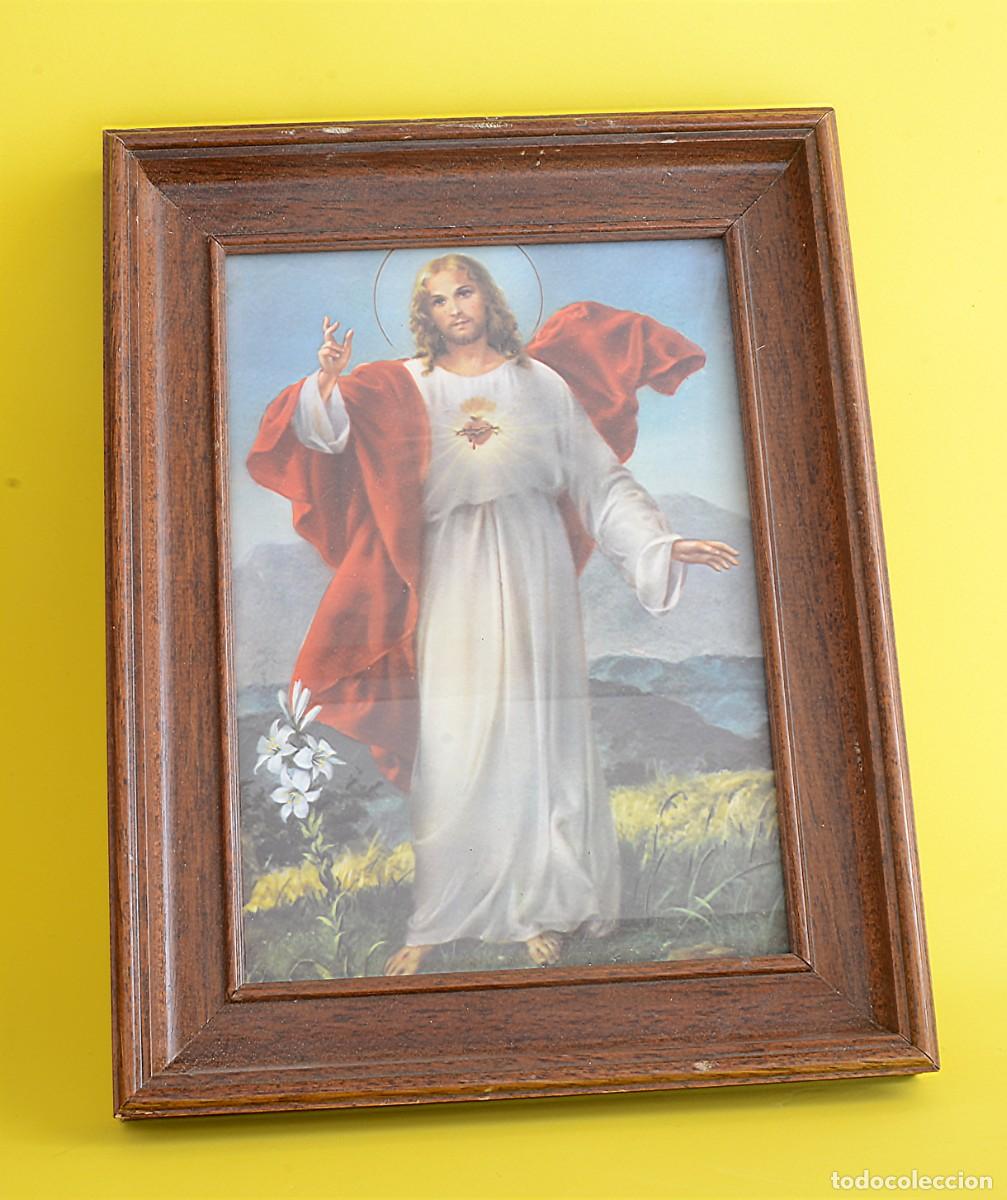 Antig&uuml;edades: Cuadro con l&aacute;mina del Sagrado Coraz&oacute;n de Jes&uacute;s - Foto 1