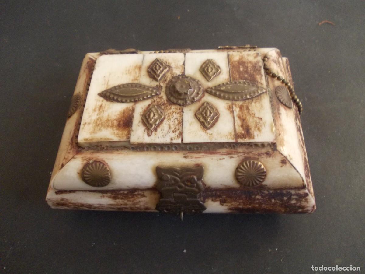 Antiquit&eacute;s: Caja antigua hueso tallado metal repujado joyero vintage artesanal forro terciopelo