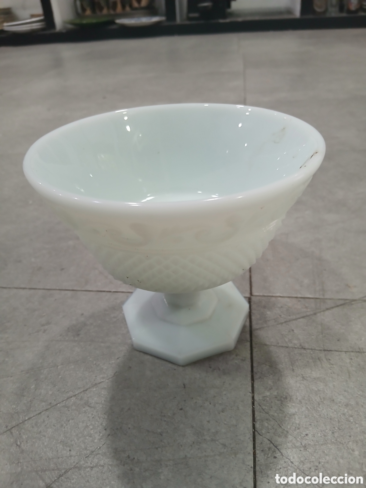 Antiques: Centro de cristal de opalina. (L98)