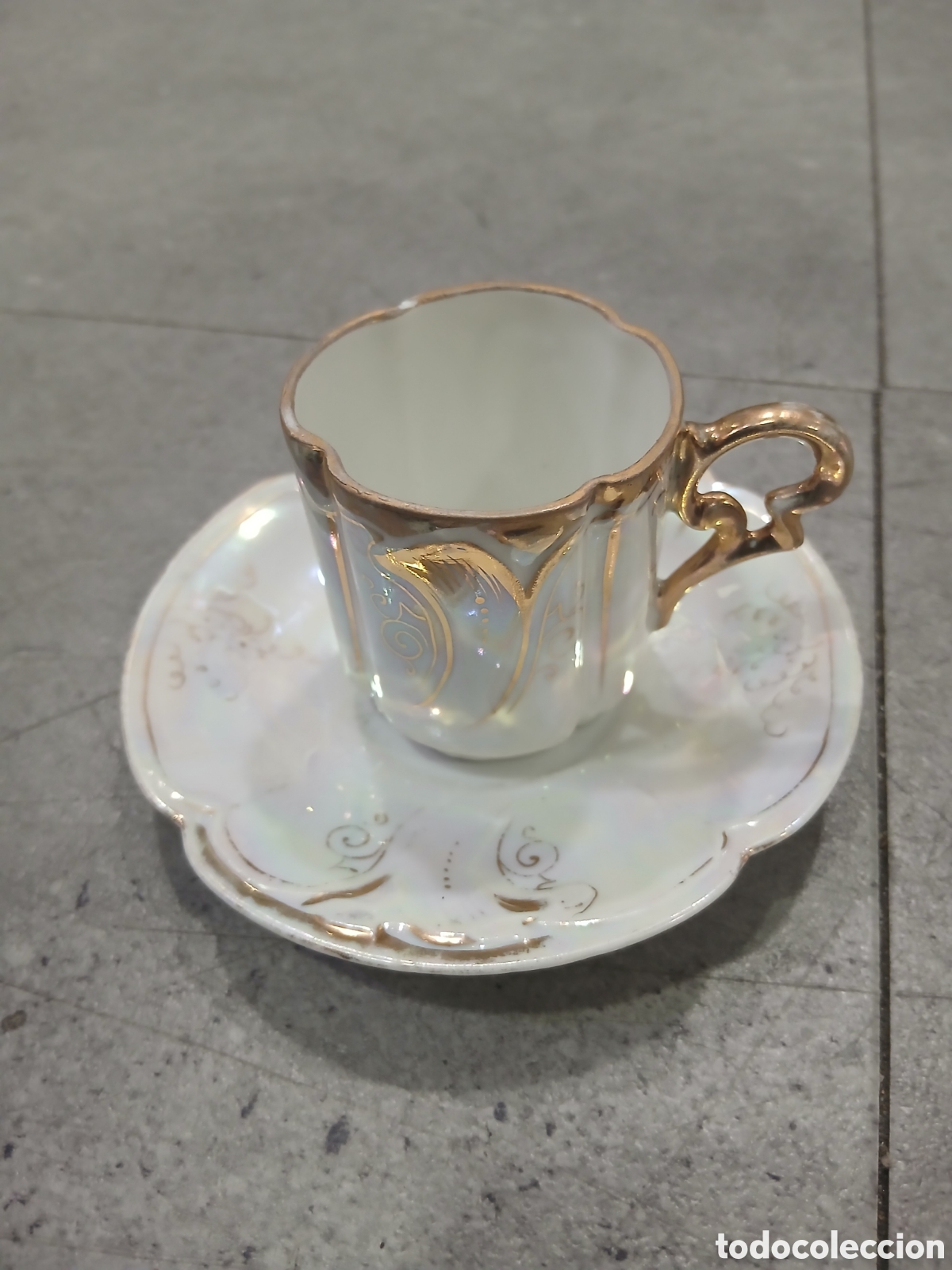Antiques: Antigua taza en porcelana nacarada. (L98)