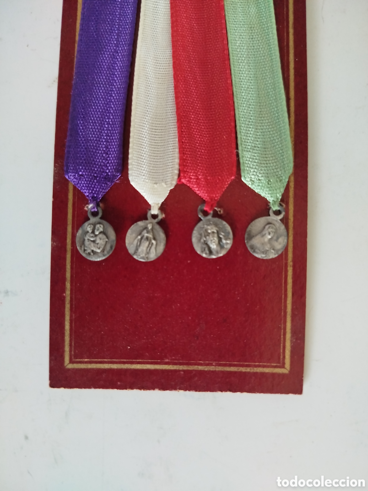 Antig&uuml;edades: CINTAS CON MEDALLAS DEVOCIONALES EN SU CAJA ORIGINAL