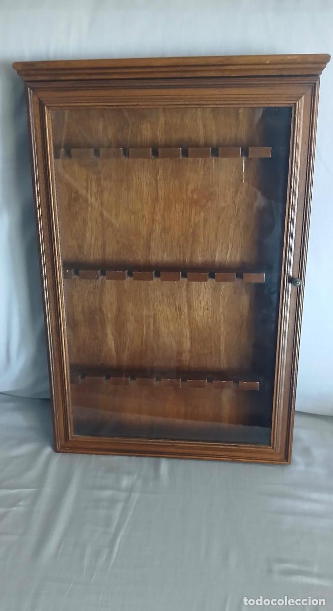 Antiques: Vitrina expositora de madera masisa para colgar. &iexcl;Vea las fotos!