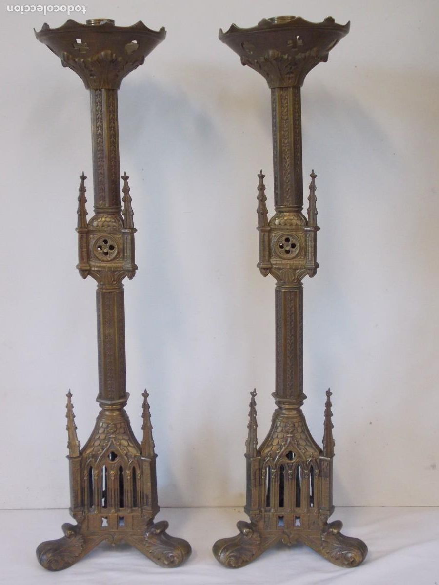 Antig&uuml;edades: Grandes candelabros de iglesia en estilo neog&oacute;tico, elaborados en bronce.