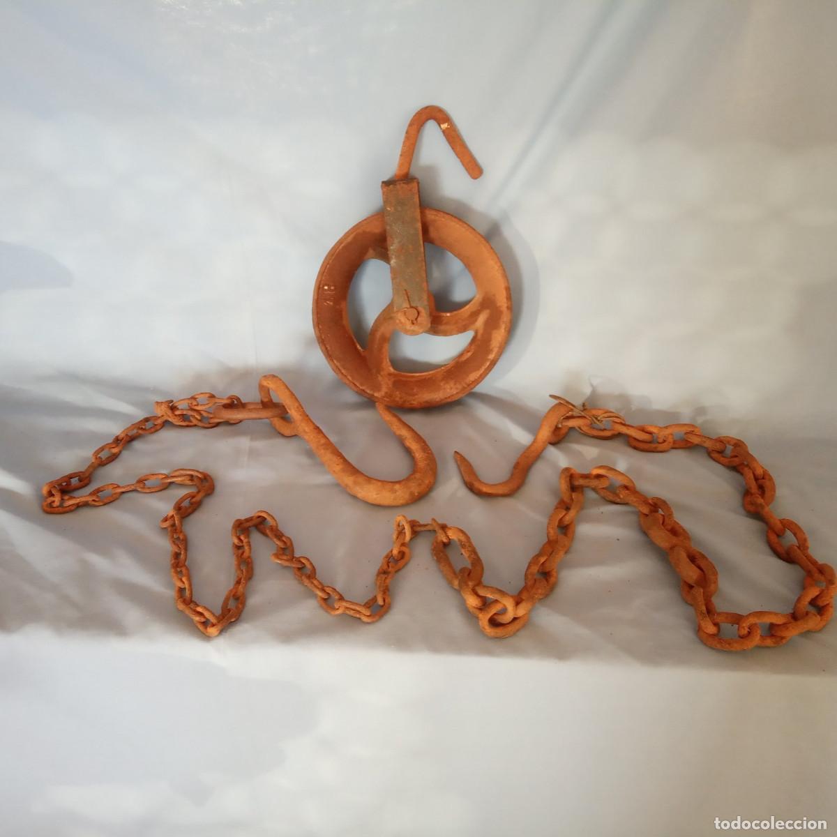 Antiquit&auml;ten: Antigua Polea con Cadena y ganchos - Casi 4 kg.)
