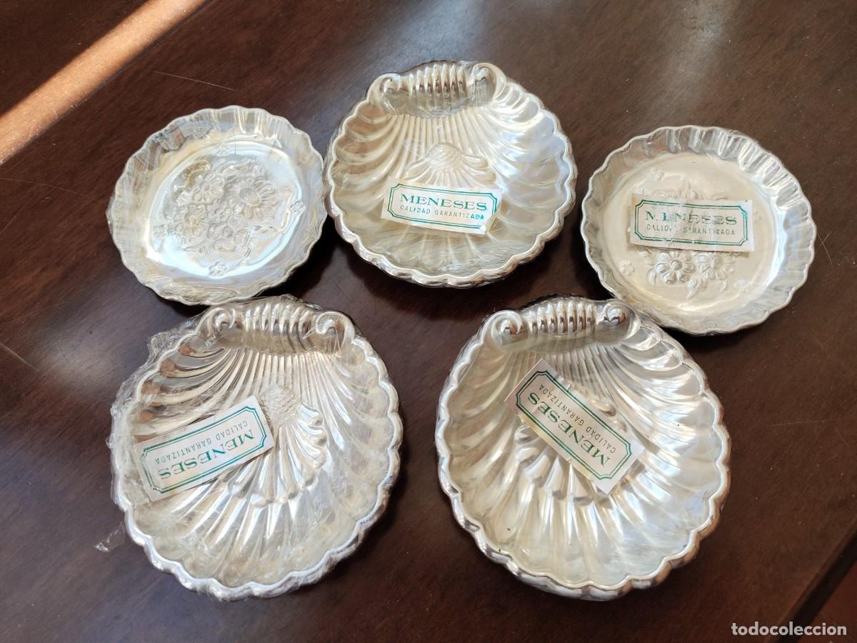 Antig&uuml;edades: 5 bandejitas Casa Meneses. 3 de concha y 2 redondas. 7 y 7,5 cm.