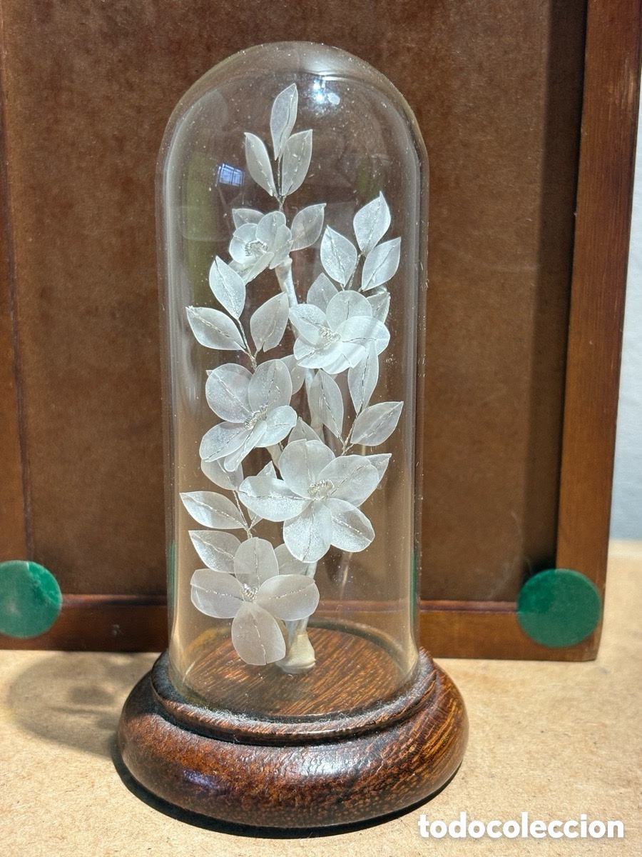 Antig&uuml;edades: Ofrenda religiosa en hornacina flores con delicados p&eacute;talos de n&aacute;car e hilos de plata (A13)